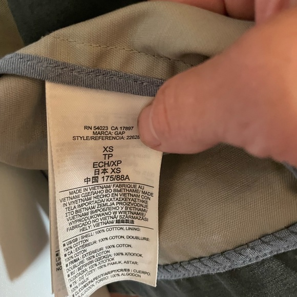 Gap XS jean jacket in an aged look. Two button closure & two front deep pockets. - Picture 9 of 11